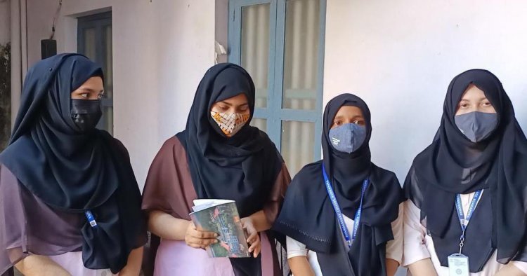 കുട്ടികള്‍ക്ക് ഹിജാബ് ധരിക്കാന്‍ അനുമതി; ഏഴ് അധ്യാപകര്‍ക്ക് സസ്‌പെന്‍ഷന്‍