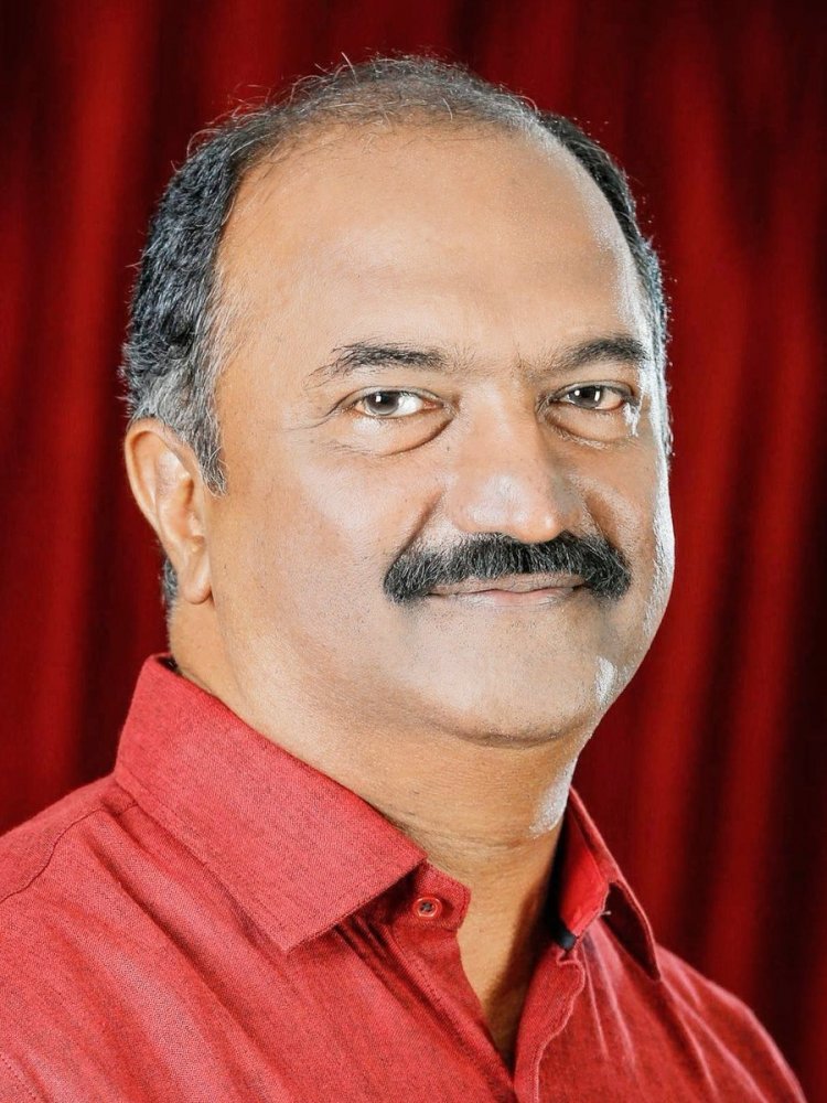 കാറിന്റെ ടയർ പൊട്ടിത്തെറിച്ച് അപകടം;ധനമന്ത്രി രക്ഷപ്പെട്ടത് അദ്ഭുതകരമായി