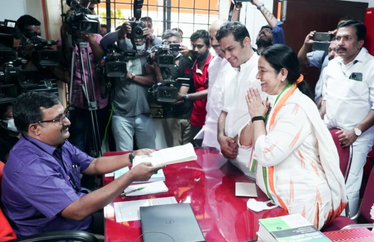 ഇനി പോരാട്ട നാളുകള്‍; ഉമ നാമനിര്‍ദ്ദേശ പത്രിക സമര്‍പ്പിച്ചു