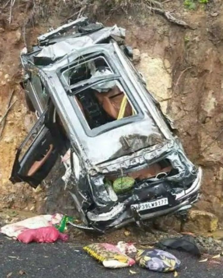 വിനോദസഞ്ചാരികളുടെ കാർ കൊക്കയിലേക്ക് മറിഞ്ഞ്, രണ്ടുമരണം