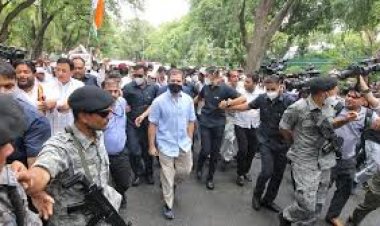 രാഹുൽ ​ഗാന്ധിയെ അനുഗമിച്ച മുതിർന്ന നേതാക്കളെ പൊലീസ് വലിച്ചിഴച്ചു