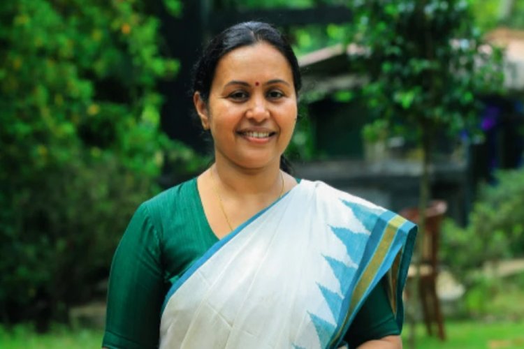 പേഴ്‌സണല്‍ സ്റ്റാഫിനെ തള്ളാനും കൊള്ളാനുമാകാതെ വീണ