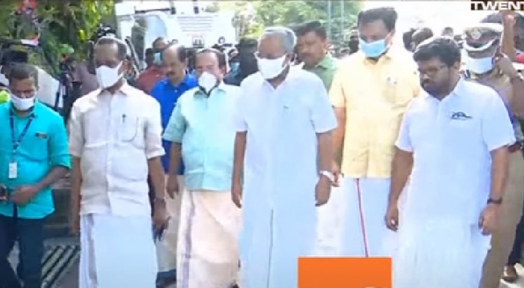 മുഖ്യമന്ത്രി എകെജി സെന്ററിലെത്തി