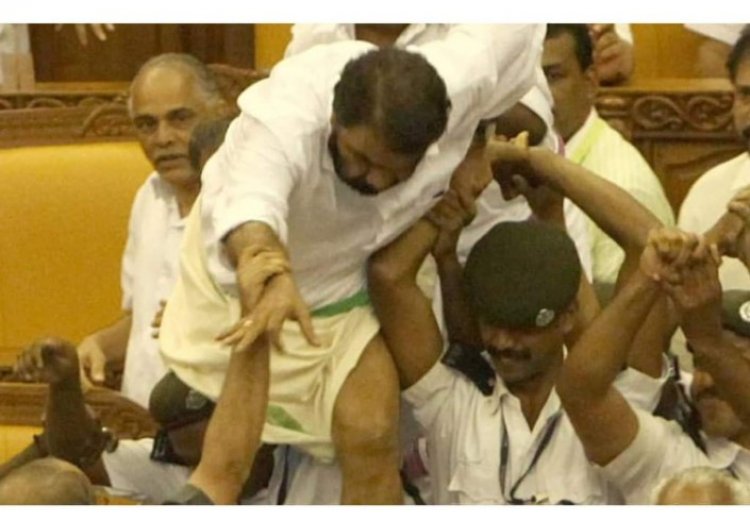 നിയമസഭ കയ്യാങ്കളിക്കേസ്: മന്ത്രി ശിവന്‍കുട്ടി അടക്കം മുഴുവന്‍ പ്രതികളും നേരിട്ട് ഹാജരാകണമെന്ന് കോടതി
