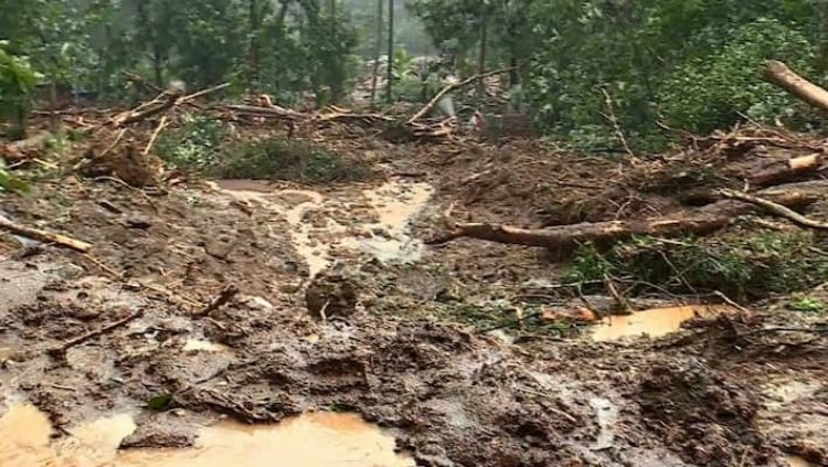 മൂന്നാറിൽ ഉരുൾപ്പൊട്ടി; ഒരു ക്ഷേത്രവും രണ്ട് കടകളും മണ്ണിനടിയിൽ 
