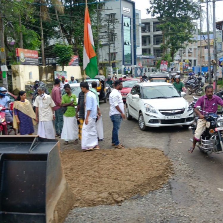 റോഡിലെ കുഴികൾ നികത്തി യൂത്ത് കോൺഗ്രസ് : താത്കാലികം എങ്കിലും യാത്രക്കാർക്ക്‌ ആശ്വാസം