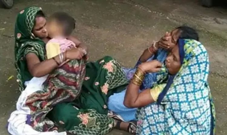 ആ​ശു​പ​ത്രി​യു​ടെ മു​ന്നി​ൽ ചി​കി​ത്സ കി​ട്ടാ​ത്തെ അ​മ്മ​യു​ടെ മ​ടി​യി​ലി​രു​ന്ന് അ​ഞ്ച് വ​യ​സു​കാ​ര​ൻ മ​രി​ച്ചു