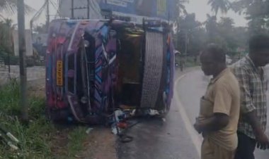 തിരുവല്ല എം സി റോഡിലെ തുകലശ്ശേരിയിൽ തമിഴ്നാട് സ്വദേശികളായ തീർഥാടക സംഘം സഞ്ചരിച്ചിരുന്ന ടൂറിസ്റ്റ് ബസ് അപകടത്തിൽപ്പെട്ട് 7 പേർക്ക് പരിക്ക്.