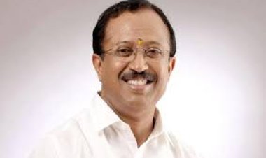 ട്രൈബൽ സ്കൂളിലെ കുട്ടികൾക്ക് മിഠായി കൈയിൽ കൊടുക്കാതെ മേശയിൽ വിതറിയിട്ടു; ബിജെപി എംഎൽഎ വി മുരളീധരന് സമൂഹ മാധ്യമങ്ങളിൽ വിമർശനം