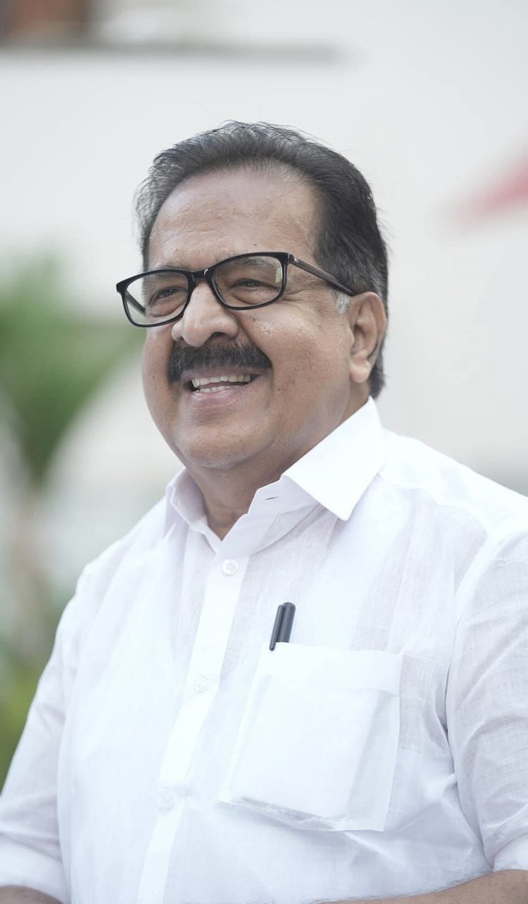അർദ്ധരാത്രി വഴിയിൽ കുടുങ്ങിയ യാത്രക്കാർക്ക് കൈത്താങ്ങായി ആഭ്യന്തരമന്ത്രിയുടെ ഇടപെടൽ.