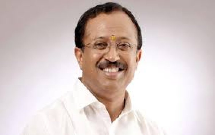 ട്രൈബൽ സ്കൂളിലെ കുട്ടികൾക്ക് മിഠായി കൈയിൽ കൊടുക്കാതെ മേശയിൽ വിതറിയിട്ടു; ബിജെപി എംഎൽഎ വി മുരളീധരന് സമൂഹ മാധ്യമങ്ങളിൽ വിമർശനം