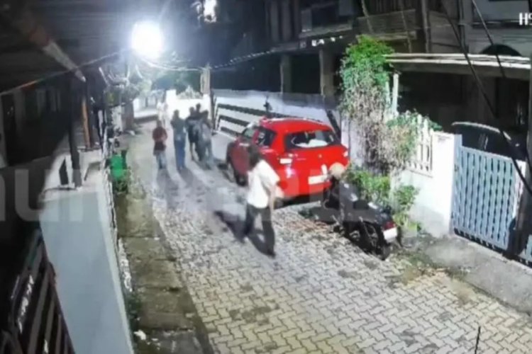 കൊച്ചി കലൂരിൽ റോഡിലൂടെ നടന്നു പോകുകയായിരുന്ന  പെൺകുട്ടികളെ ആക്രമിച്ച സംഭവം; മൂന്ന് പേർ പിടിയിൽ. #Kochi #Kaloor #Women